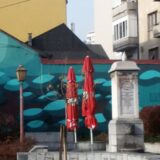 Video mladića koji uriniraju po spomen-česmi u centru Užica zgrozio građane 7