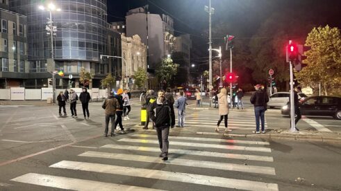 Nekoliko ljudi nakratko blokiralo raskrsnicu kod Skupštine 4