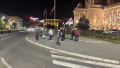 Nekoliko ljudi nakratko blokiralo raskrsnicu kod Skupštine 3