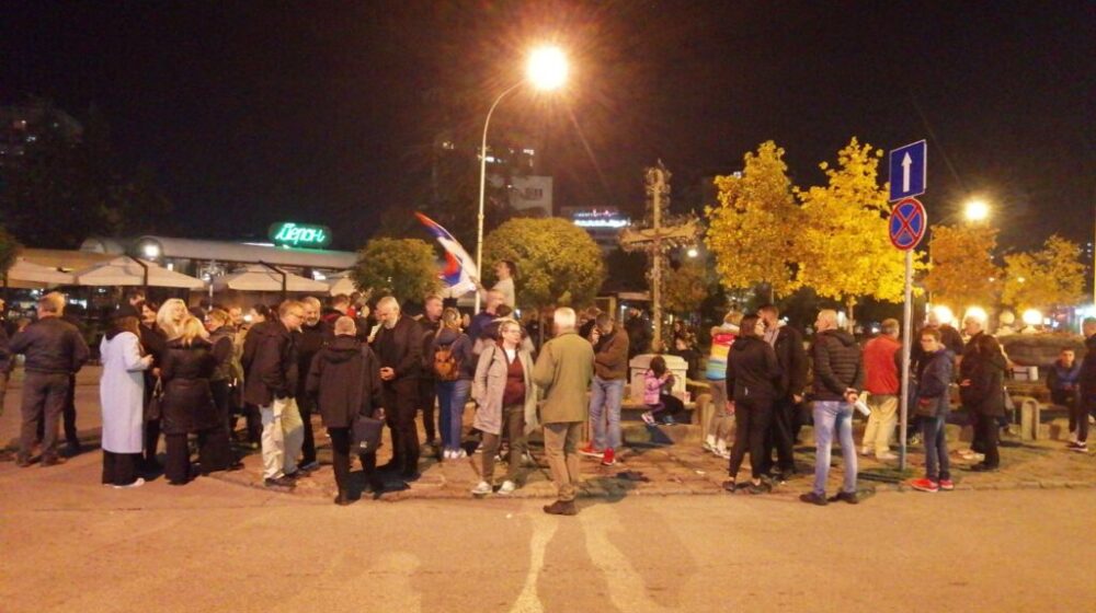 Pedesetak Kragujevčana sinoć na protestu zbog kovid propusnica 1
