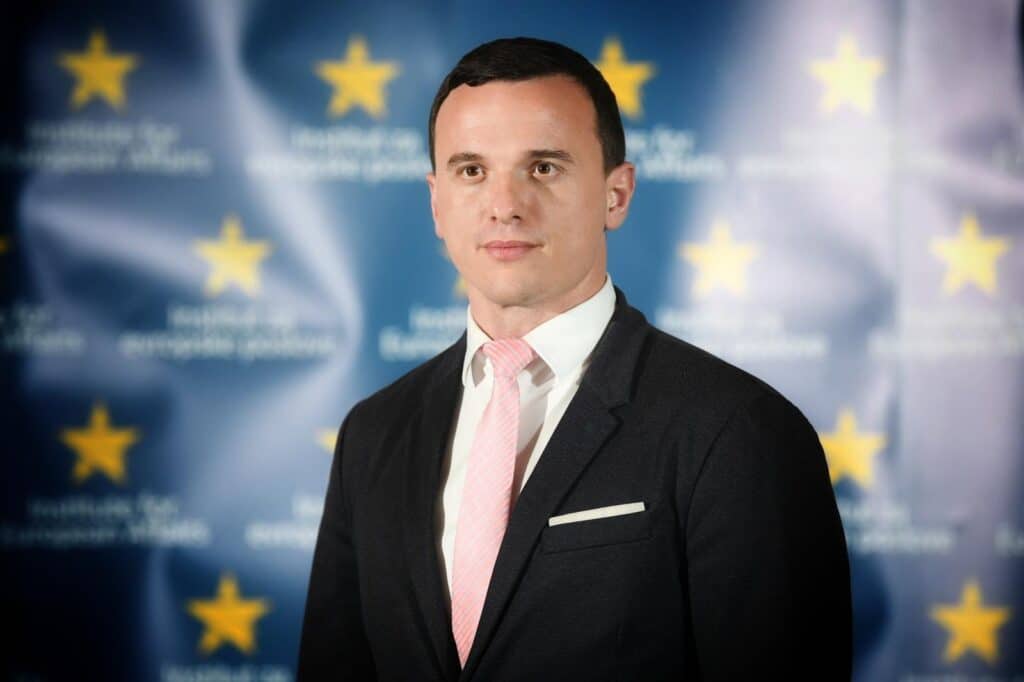 Da li evropski i američki "vatrogasci" mogu da ugase požar na severu Kosova? 2 Da li evropski i američki "vatrogasci" mogu da ugase požar na severu Kosova? 2