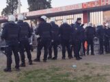 Policija drzi zakljucane Kragujevcane na Cika Daci 03 Policija bez obrazloženja držala zatočene Kragujevčane sat vremena na stadionu „Čika Dača" (FOTO) 4