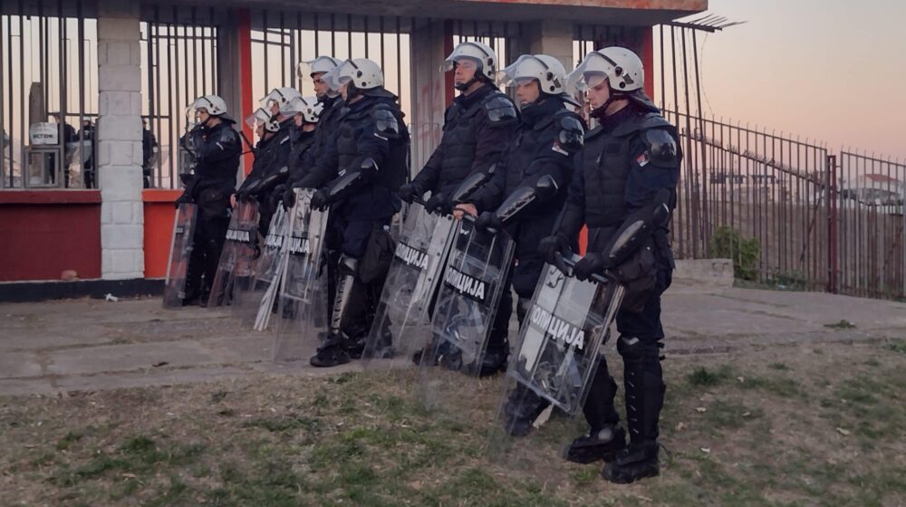 Policija bez obrazloženja držala zatočene Kragujevčane sat vremena na stadionu „Čika Dača" (FOTO) 1