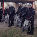 Policija bez obrazloženja držala zatočene Kragujevčane sat vremena na stadionu „Čika Dača" (FOTO) 14