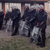 Policija bez obrazloženja držala zatočene Kragujevčane sat vremena na stadionu „Čika Dača" (FOTO) 8