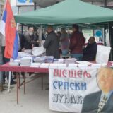 Besplatna podela Šešeljevih knjiga u Užicu 13