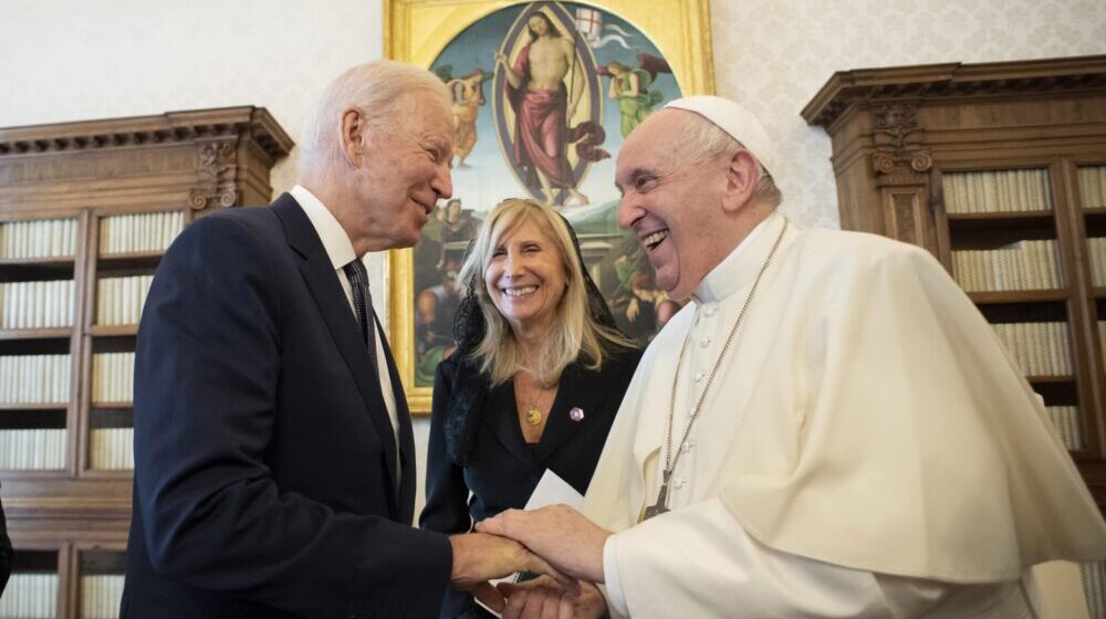 Bajden i papa Franja u srdačnom razgovoru pričali viceve o tome kako dobro stare 1