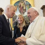Bajden i papa Franja u srdačnom razgovoru pričali viceve o tome kako dobro stare 8