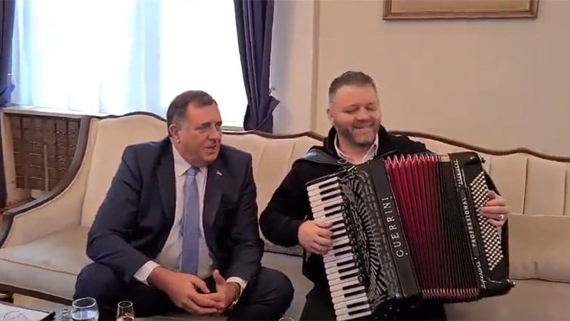 Dodik doveo harmonikaša u Predsedništvo BiH i otpevao pesmu Srpkinja je mene majka rodila (VIDEO) 1