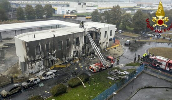 Mali avion udario u praznu zgradu u Milanu, osam poginulih 7
