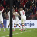 Navijači u Tirani gađali Poljake plastičnim flašama 7