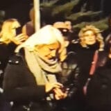 Građani se okupili ispred zgrade Predraga Kona, uzvikuju "uhapsite Kona" (VIDEO) 3