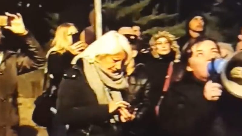 Građani se okupili ispred zgrade Predraga Kona, uzvikuju "uhapsite Kona" (VIDEO) 1