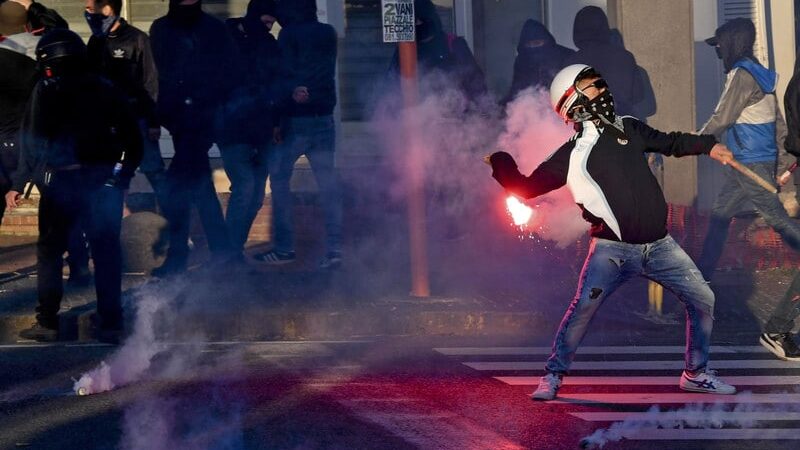 Vodenim topovima policija u Trstu zaustavljala demonstrante koji se protive kovid propusnicama 1