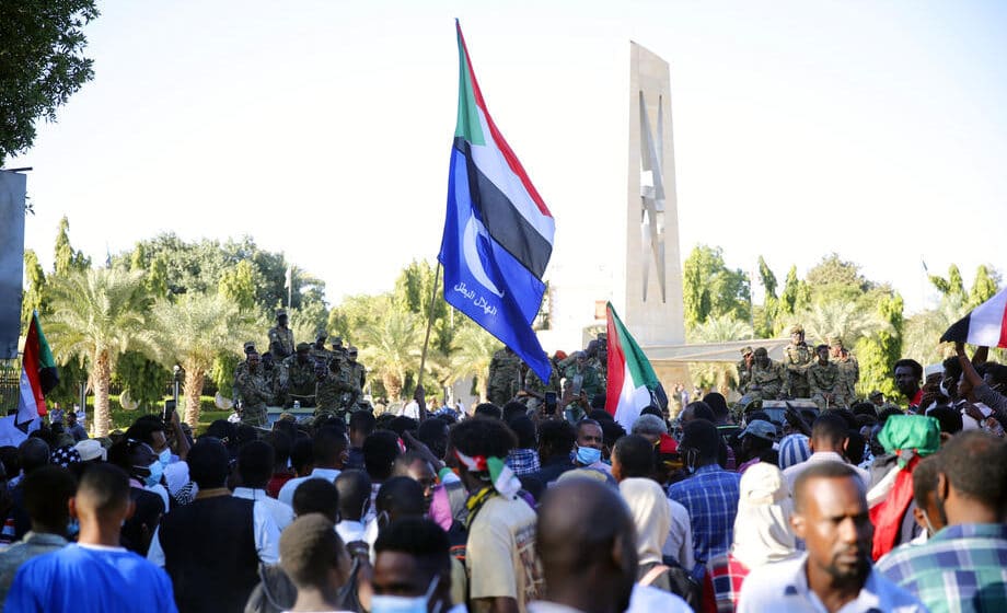 Hiljade demonstranata ispred predsedničke palate u Kartumu zahteva da vojska preuzme vlast 1