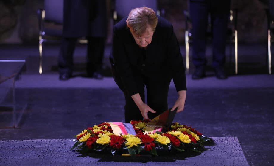Angela Merkel položila venac u Memorijalnom centru holokausta 1