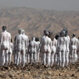 Trista ljudi poziralo nago kako bi skrenuli pažnju da nestaje Mrtvo more 3