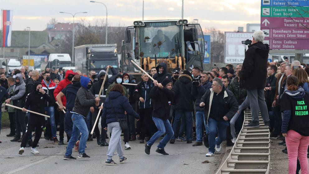 Najavljeni protesti u Šapcu jer se još ne zna ko je tukao građane na mostu i lepio poternice tokom prošlogodišnjeg protesta 1