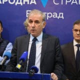 Zdravko Ponoš i Vuk Jeremić sviraju balalajku 3