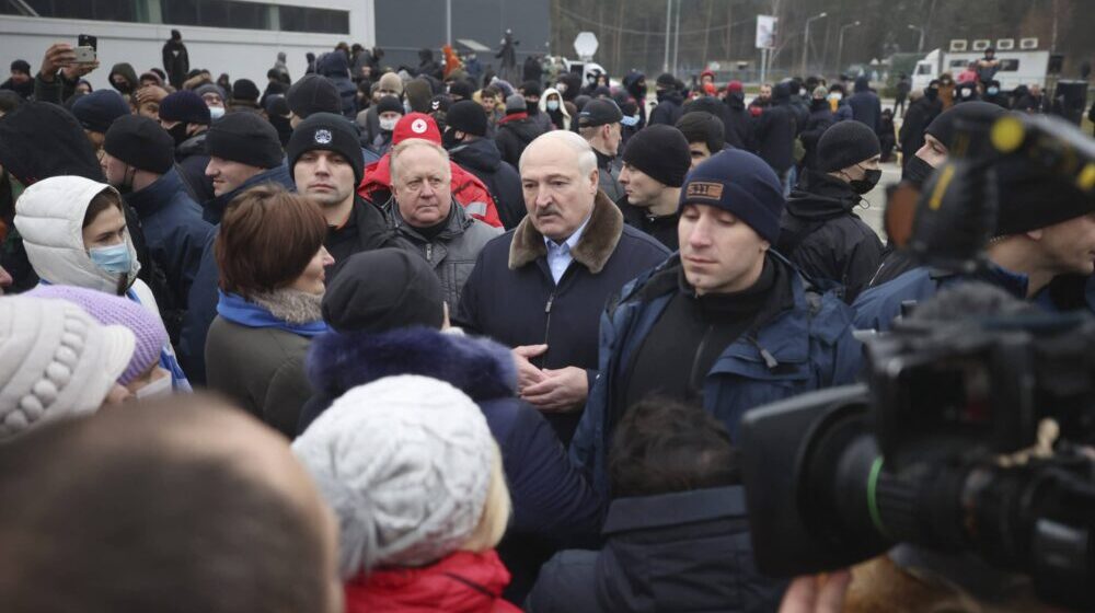 Lukašenko obišao migrante na granici i obećao podršku 1
