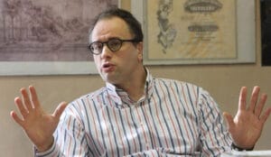 Poziv na razgovor u situaciji kada se represija nastavlja, kada su studenti i građani i dalje pod pritiscima, kada se svakodnevno nad njina vrši nasilje i šalju poruke zastrašivanja, nije poziv na dijalog već poziv na kapitulaciju, kaže za Danas Ognjen Radonjić, profesor Filozofskog fakulteta Univerziteta u Beogradu, komentarišući poziv predsednika Srbije studentima na javni dijalog.