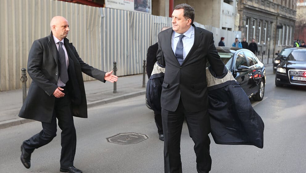 Delija Milorad Dodik peca ribice na Tristan da Kunji 1