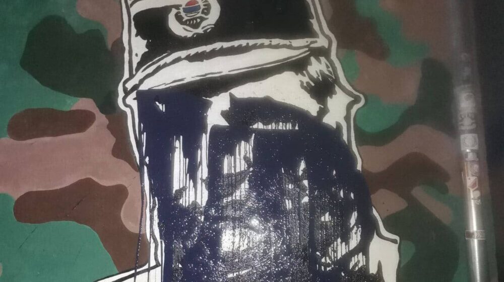 Grupa mladića u Sremskoj Kamenici večeras crta novi mural Mladiću 1