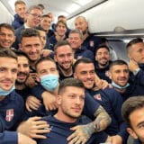 Vučić prekršio bezbednosne protokole da bi ispratio fudbalere 5