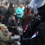 ucesnici protesta protiv Zakona o eksprorpijaciji i Zakona o referendumu blokirali su saobracaj na Mostarskoj petlji i mostu Gazela - intervencija policije