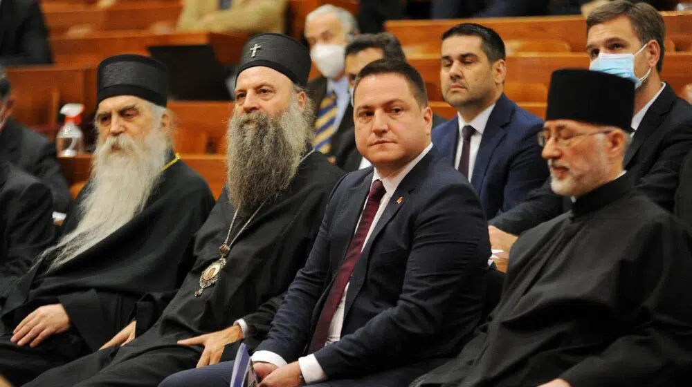 Ministarstvo prosvete o navodima patrijarha Porfirija: Odluku o pohađanju verske nastave ne donose ni direktori, ni zaposleni u školi 1