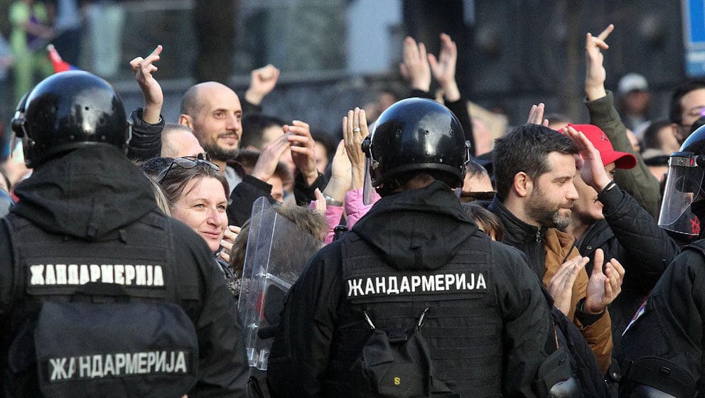 ucesnici protesta protiv Zakona o eksprorpijaciji i Zakona o referendumu blokirali su saobracaj na Mostarskoj petlji i mostu Gazela - intervencija policije