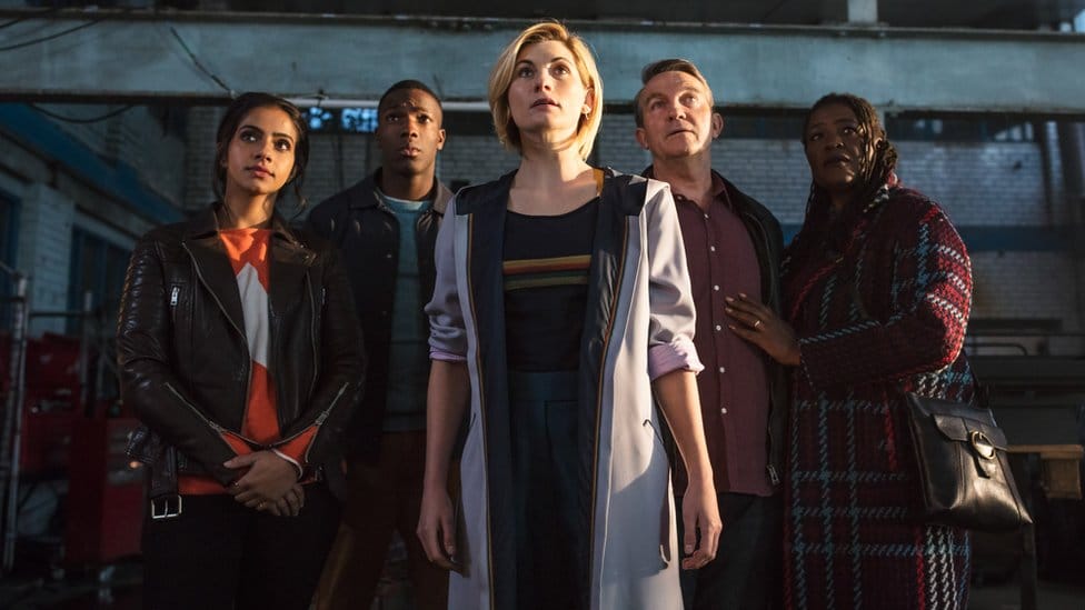 Televizija i serije: Naučnofantastični TV vremeplov kroz seriju Doktor Hu 4 Doctor Who cast: L-R : Yaz (MANDIP GILL), Ryan (TOSIN COLE), The Doctor (JODIE WHITTAKER), Graham (BRADLEY WALSH) and Grace (SHARON D CLARKE)