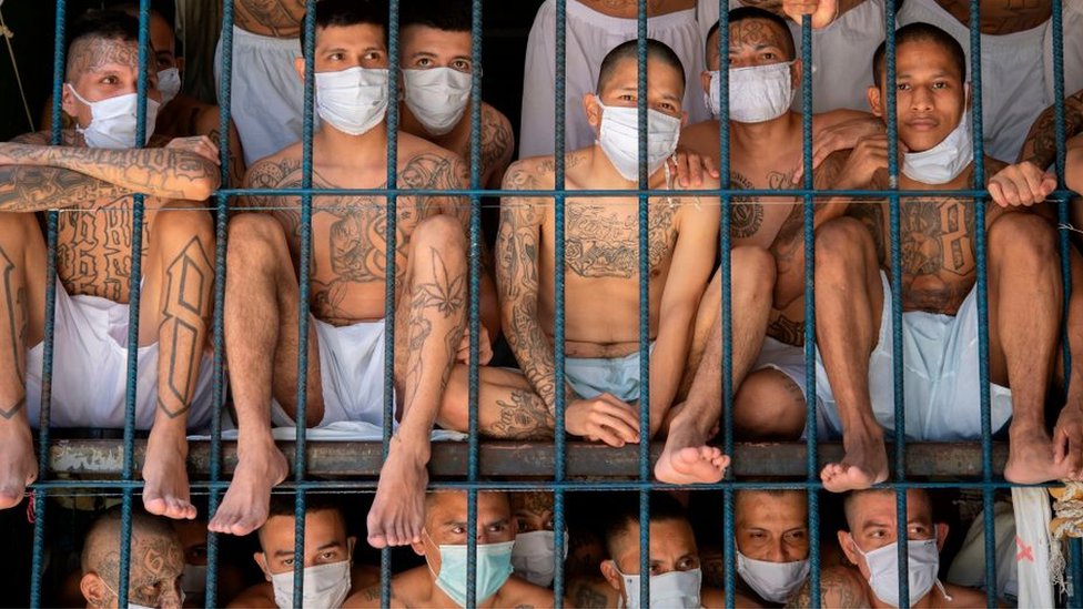 Kriminal, zatvori i Latinska Amerika: U krcatim zatvorima nasilje izmiče kontroli 1 Tattooed male prisoners packed together behind bars in El Salvador