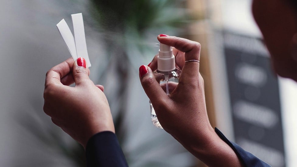 Veštačka inteligencija: Da li bi u budućnosti četkica za zube mogla da namiriše da imate rak 3 A person sprays a fragrance on scent cards