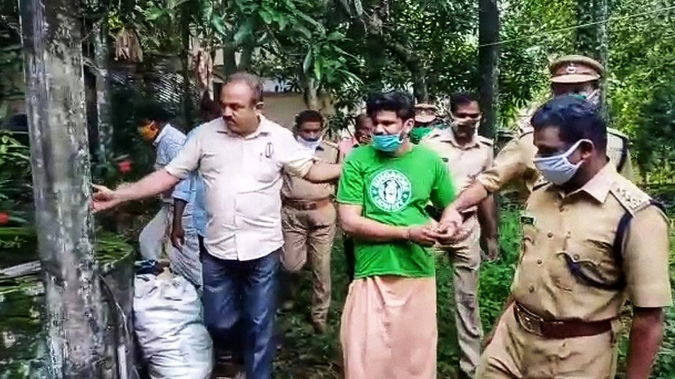 Indija: Kad kobra postane oružje za ubistvo 6 Suraj was brought to Uthra's house for evidence.