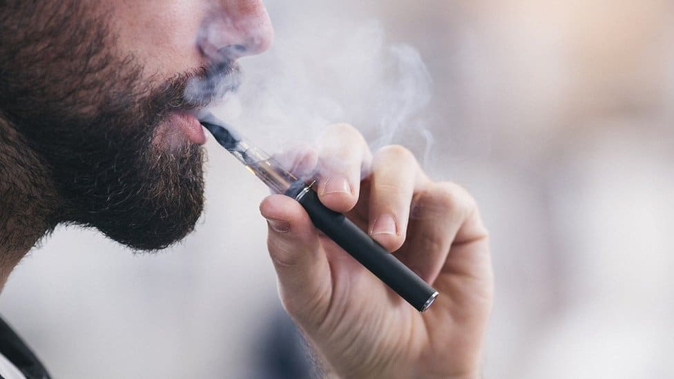 Pušenje i zdravlje: Revolucija - Engleska će izdavati elektronske cigarete na recept 1 Man smoking an e-cigarette