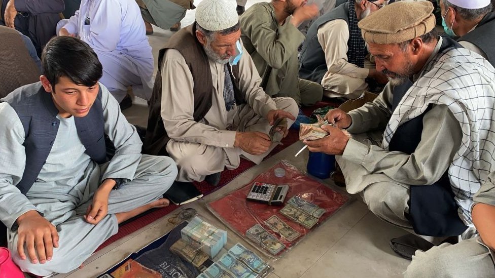 Avganistan, sukobi i ekonomija: Napadi na bolnice, džamije, a zemlja na ivici privrednoig kolapsa 1 Afghan currency exchange dealers