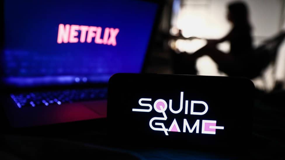 Netfliks i tehnologija: Gejmerka u problemu zbog nadimka Squid Game - poslodavci je izbegavaju, a fanovi hit serije uznemiravaju 2 Logo Netfliksa i serije Igra lignje