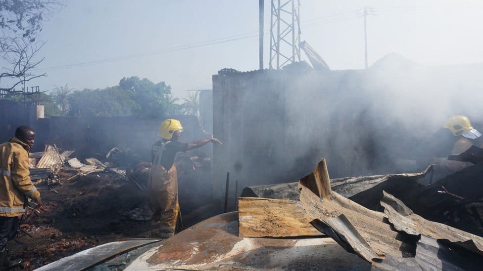 Sijera Leone eksplozija: Sto žrtava eksploziji cisterne s naftom u prestonici Fritaun 1 Firefighters work next to burnt wreckages after a fuel tanker explosion in Freetown, on November 6, 2021