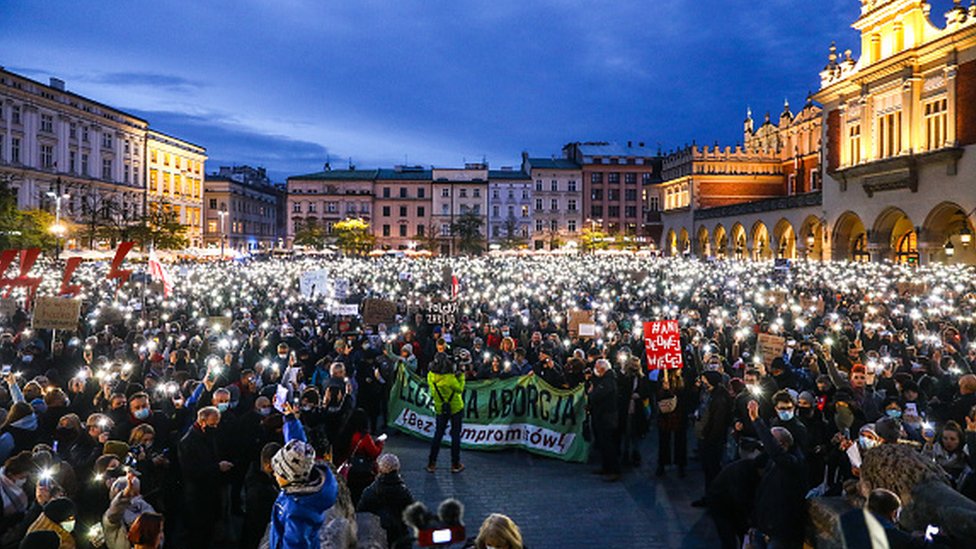 Poljska, abortus i ženska prava: Masovni protesti zbog smrti trudnice, vlasti donele nove smernice lekarima 1 Protest u Krakovu zbog smrti trudnice