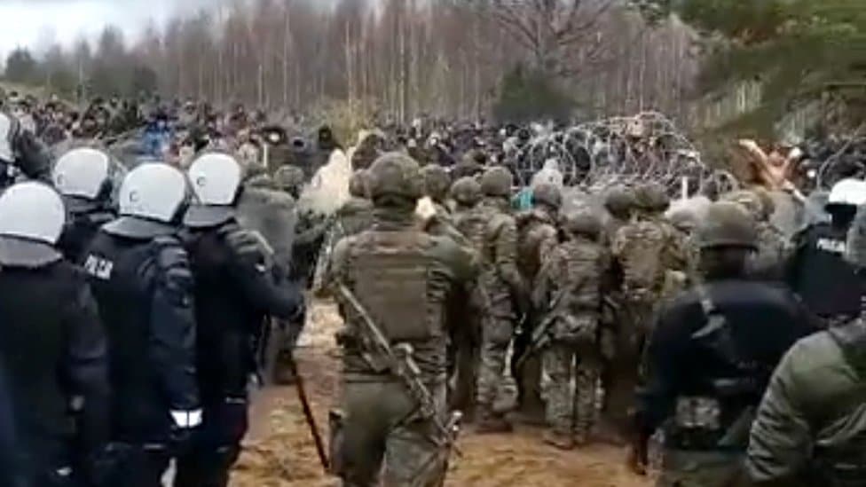Migrantы na granice i polьskie voennыe