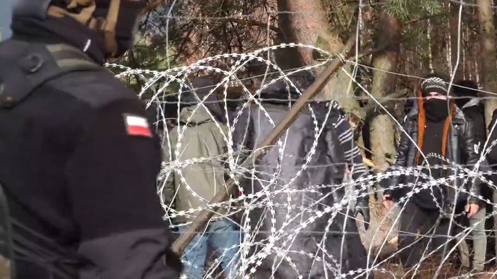 Migranska kriza u Evropi: Napetosti na poljsko-beloruskoj granici splase, migranti na toplom u privremenom skloništu 11 A Polish border guard