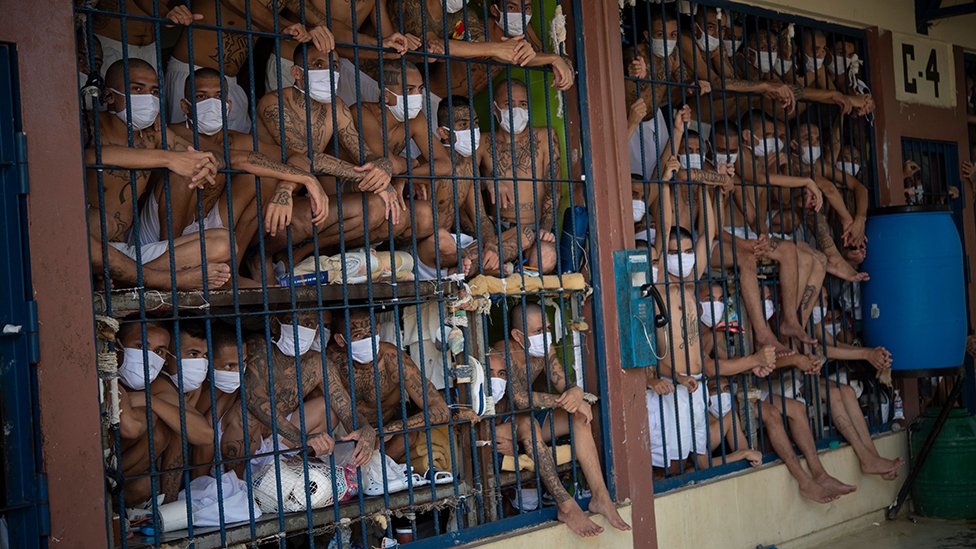 Kriminal, zatvori i Latinska Amerika: U krcatim zatvorima nasilje izmiče kontroli 3 Prisoners crammed close together behind bars in a prison in El Salvador during a review in 2020