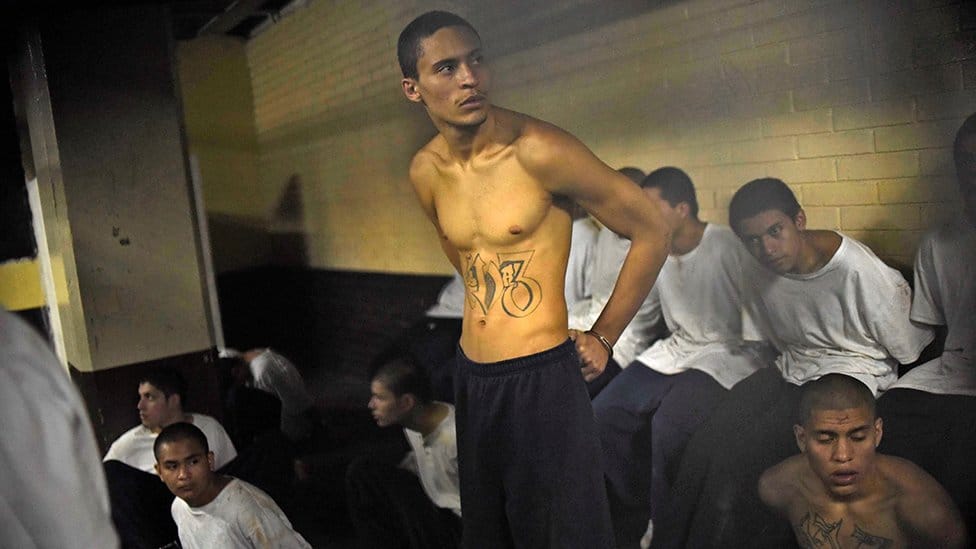 Kriminal, zatvori i Latinska Amerika: U krcatim zatvorima nasilje izmiče kontroli 7 Young people detained in a Guatemalan prison in 2017