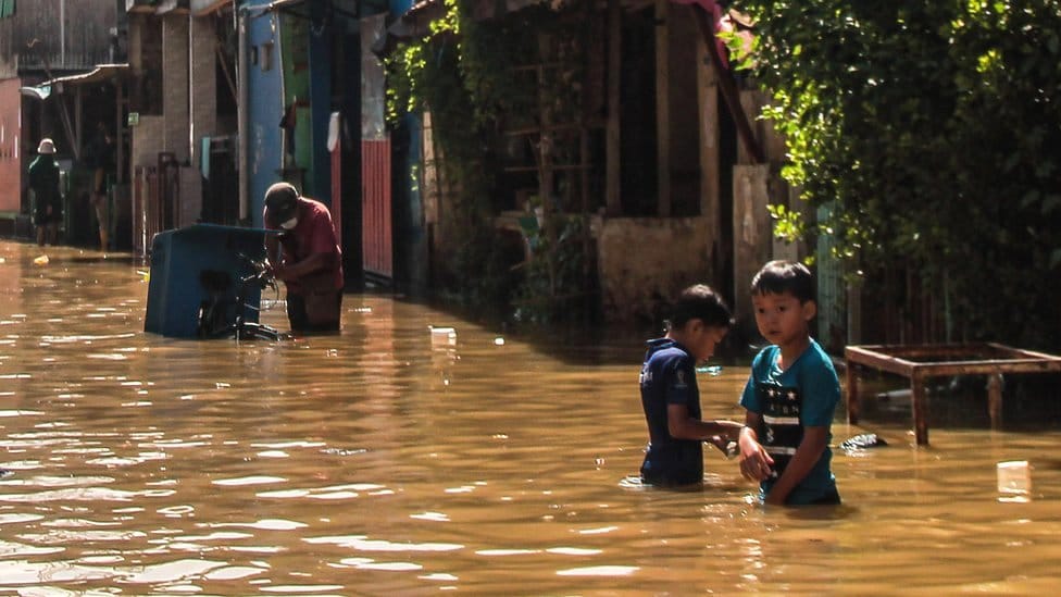 COP26: Klimatski sporazum iz Glazgova - i 'istorijski napredak' i 'razočaranje' 4 Children playing in a flooded area in Indonesia