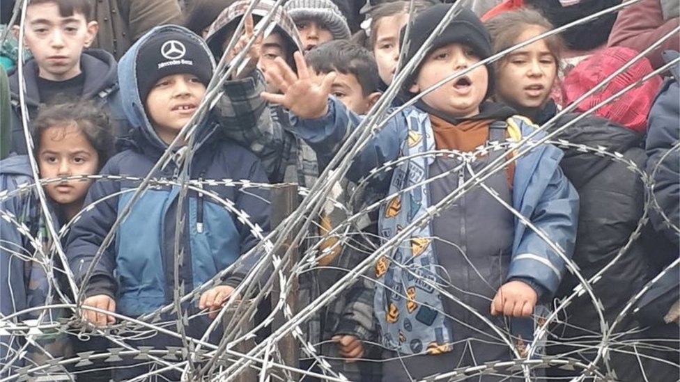 Migranska kriza u Evropi: Neredi na granici - kamenicama na poljske graničare, odgovoreno suzavcem 3 Migrant children gather near the fence on the Poland/Belarus border near Kuznica, Poland, in this video-grab released by the Polish Interior Ministry, November 11, 2021