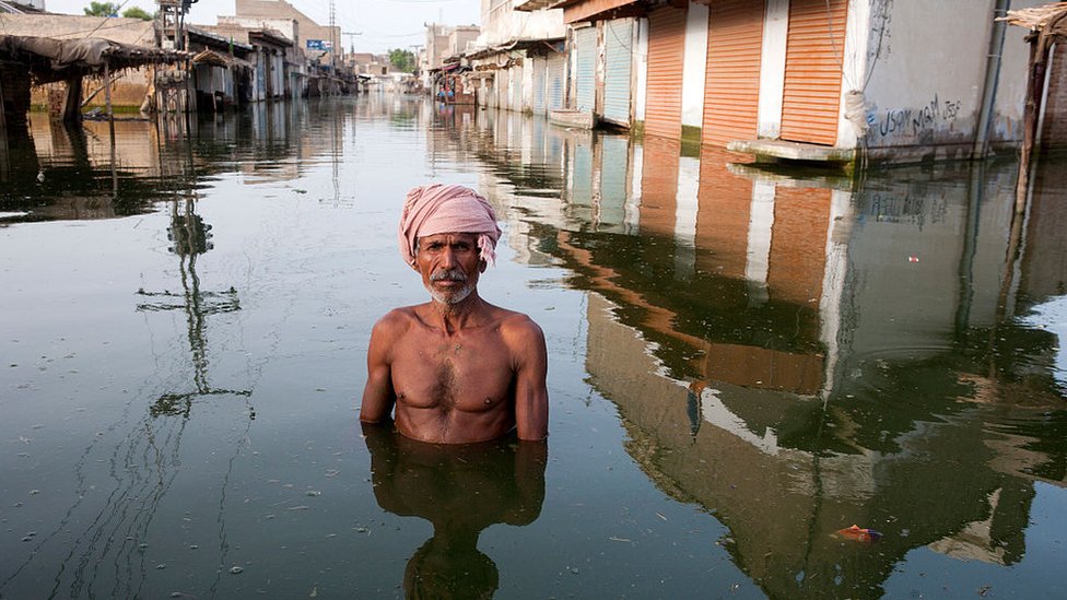 COP26: Klimatski sporazum iz Glazgova - i 'istorijski napredak' i 'razočaranje' 1 Man in the centre of the town of Khairpur Nathan Shah in Pakistan, which had been totally submerged by floodwaters