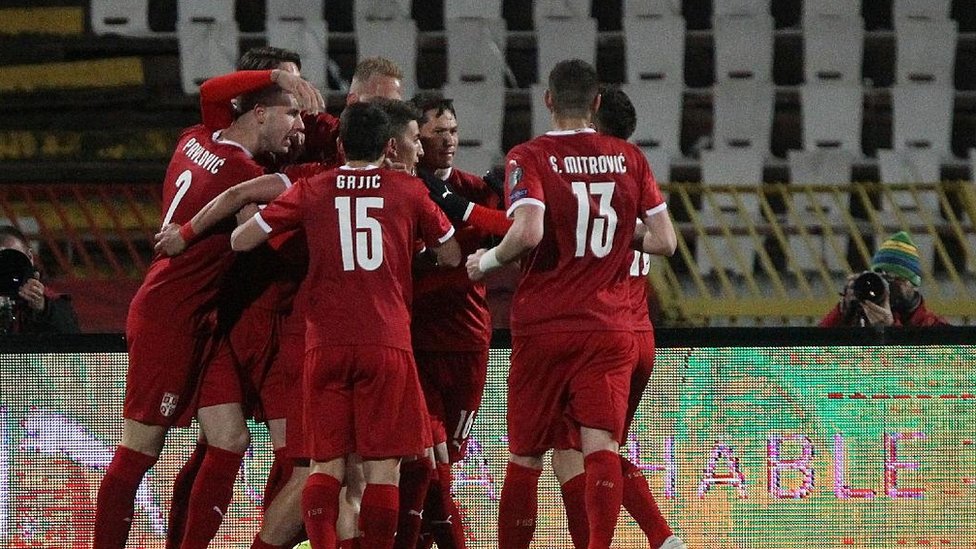 Fudbal i Mundijal: Srbija ide na Svetsko prvenstvo - Mitrović rešio triler u Lisabonu 1 Dosadašnji prvi napadač reprezentacije Aleksandar Mitrović počeo je kao rezerva i ušao u 63. minutu i dao dva gola za pobedu Srbije.