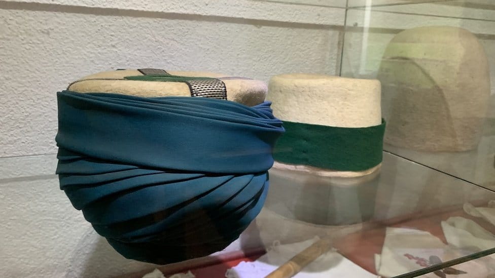 Balkan, religija i islam: Ko su savremeni derviši 2 Derviške kape takođe kriju simboliku. One su u obliku turbeta ili groba ispod kog se sahranjuje ego