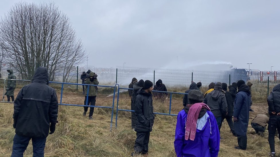 Migranska kriza u Evropi: Napetosti na poljsko-beloruskoj granici splase, migranti na toplom u privremenom skloništu 4 Polish forces use water cannon at the border with Belarus